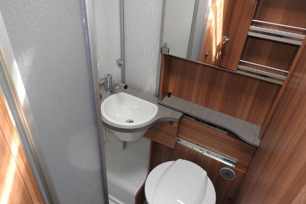 Zimní obytný vůz s vyhřívanými nádržemi
